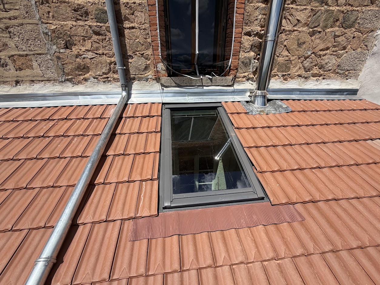 Couverture en tuile delta 10 et Velux pour apport de lumière à Longessaigne