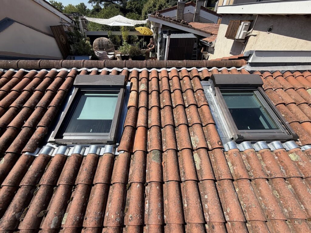 Remplacement abergement en zinc sur Velux à Vernaison vue d'en haut