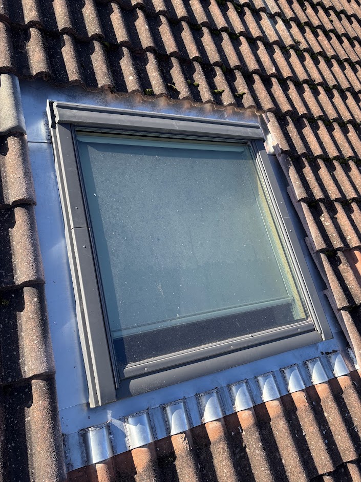 résultat final de l'abergement en zinc de velux sur tuile béton Chazay d'Azergues